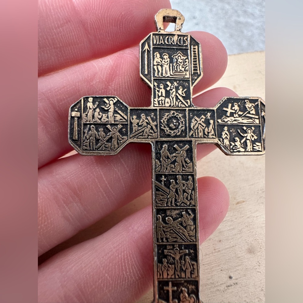 Vintage Gold Tone Crucifix Religious Cross Pendant - Picture 8 of 9
